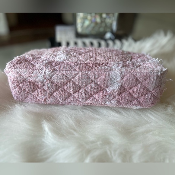 ❌SOLD❌ 🩷🤍Chanel 22C Pink Tweed Medium Classic Flap🩷🤍 - Picture 4 of 13
